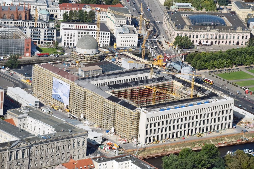 Berlin aus der Vogelperspektive: Umgestaltung des Schlossplatz durch die Baustelle zum Neubau des Humboldt - Forums in Berlin - Mitte