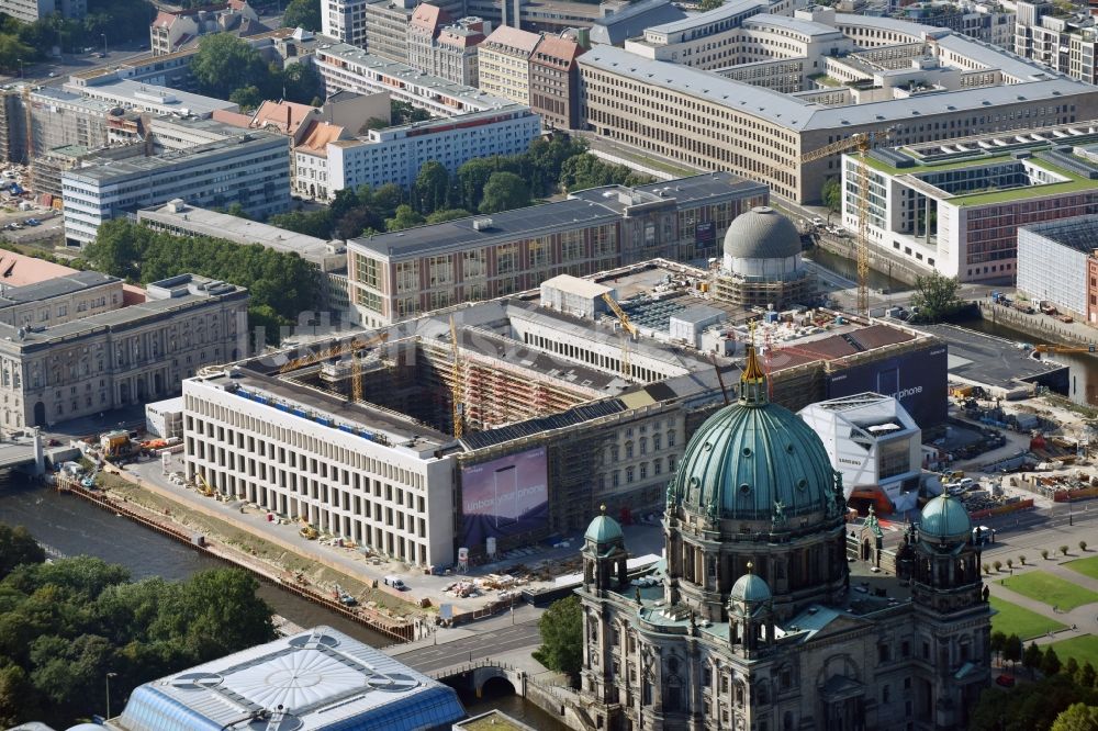 Luftbild Berlin - Umgestaltung des Schlossplatz durch die Baustelle zum Neubau des Humboldt - Forums in Berlin - Mitte