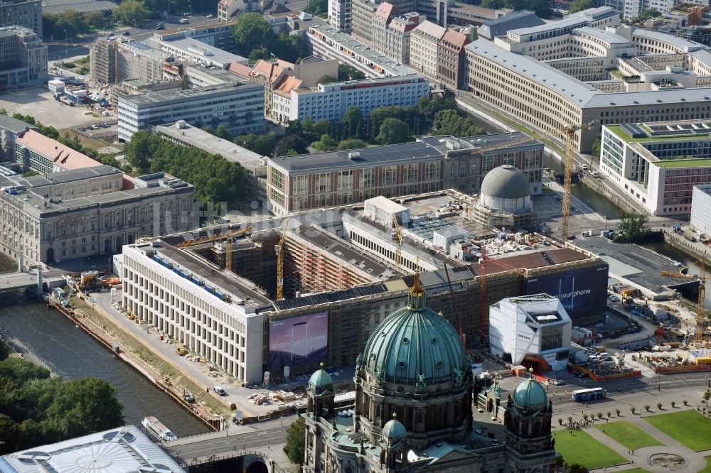 Luftaufnahme Berlin - Umgestaltung des Schlossplatz durch die Baustelle zum Neubau des Humboldt - Forums in Berlin - Mitte