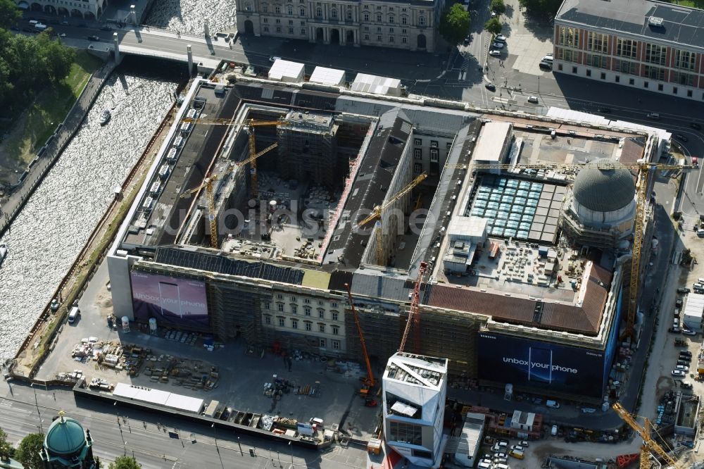 Berlin von oben - Umgestaltung des Schlossplatz durch die Baustelle zum Neubau des Humboldt - Forums in Berlin - Mitte