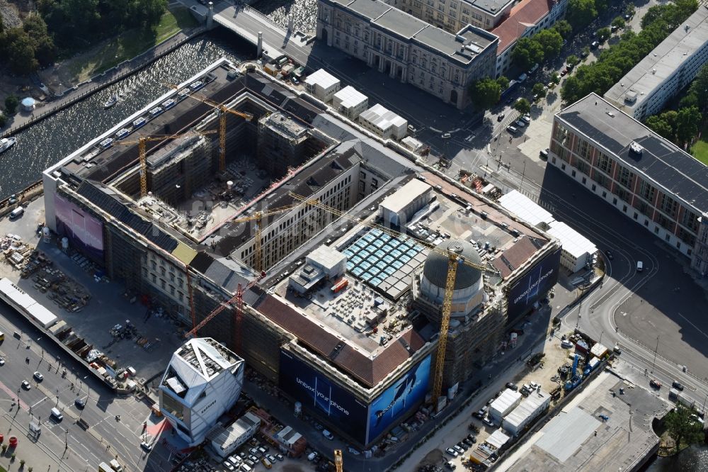 Berlin aus der Vogelperspektive: Umgestaltung des Schlossplatz durch die Baustelle zum Neubau des Humboldt - Forums in Berlin - Mitte