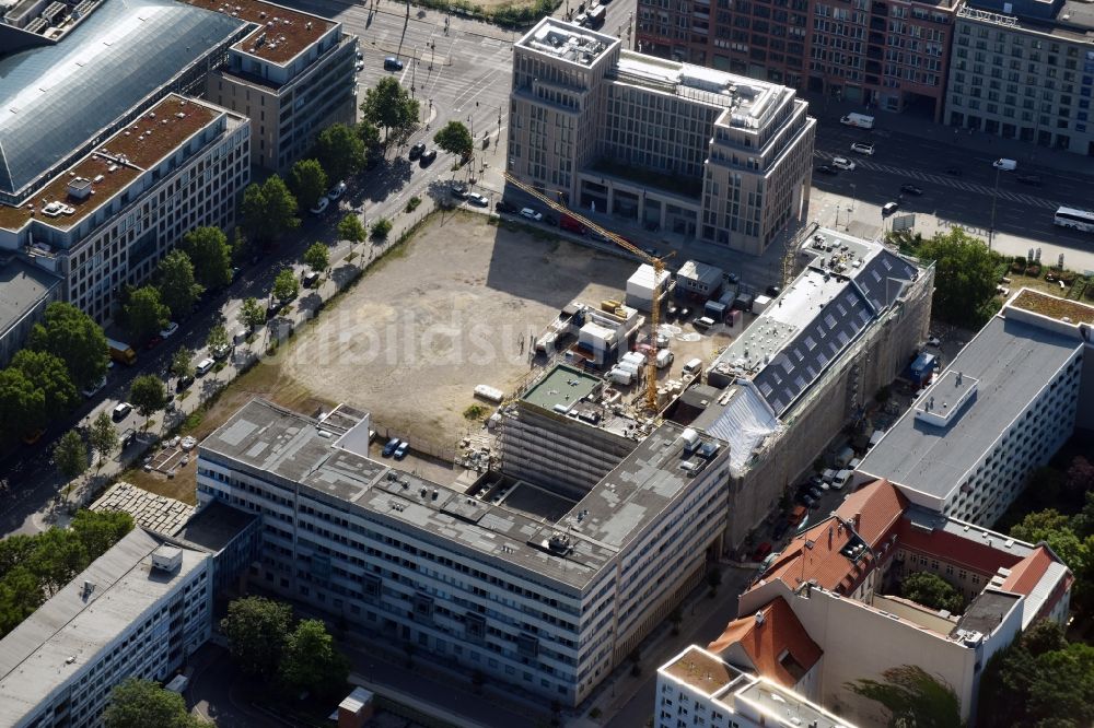 Luftbild Berlin - Umgestaltung des Schlossplatz durch die Baustelle zum Neubau des Humboldt - Forums in Berlin - Mitte