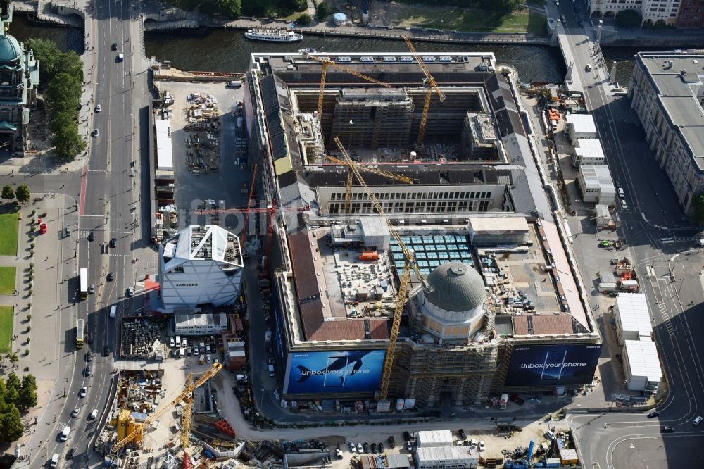 Luftaufnahme Berlin - Umgestaltung des Schlossplatz durch die Baustelle zum Neubau des Humboldt - Forums in Berlin - Mitte