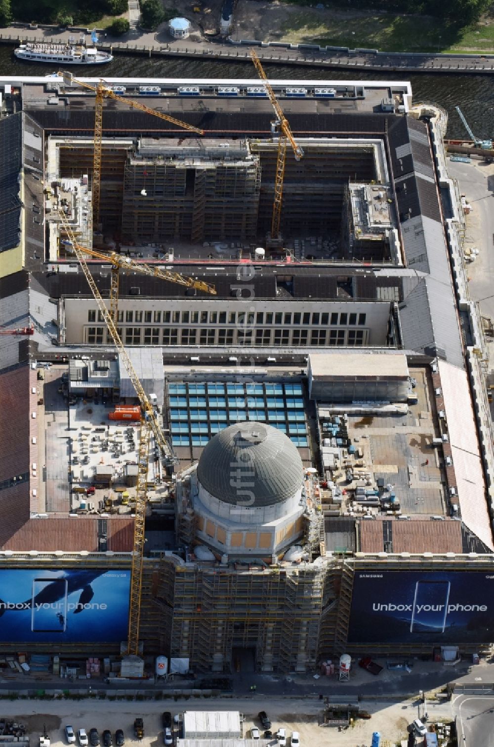 Luftbild Berlin - Umgestaltung des Schlossplatz durch die Baustelle zum Neubau des Humboldt - Forums in Berlin - Mitte