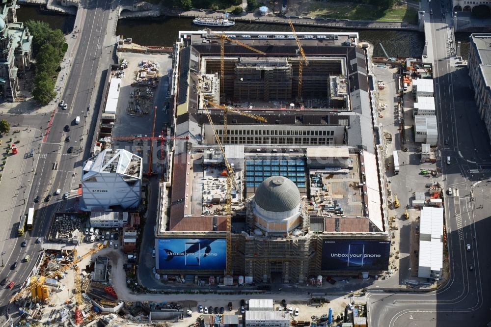 Luftaufnahme Berlin - Umgestaltung des Schlossplatz durch die Baustelle zum Neubau des Humboldt - Forums in Berlin - Mitte