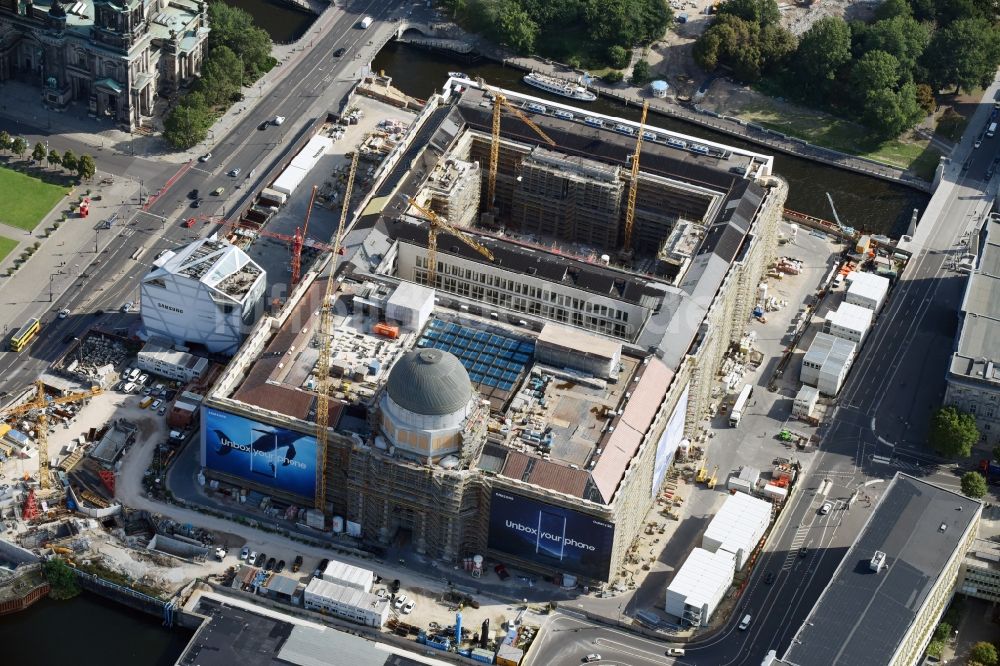 Berlin von oben - Umgestaltung des Schlossplatz durch die Baustelle zum Neubau des Humboldt - Forums in Berlin - Mitte