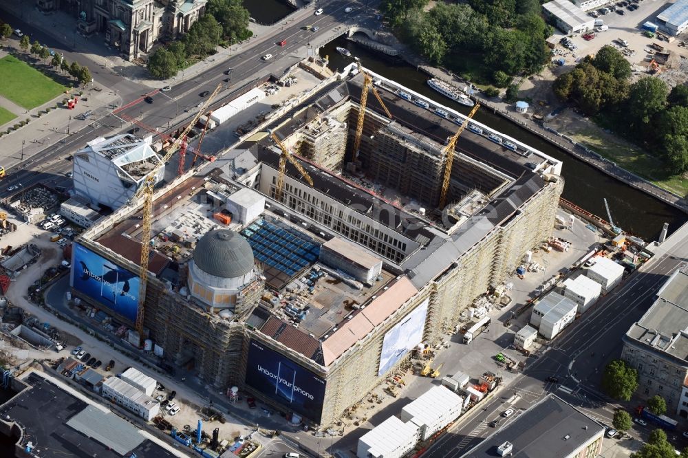 Berlin aus der Vogelperspektive: Umgestaltung des Schlossplatz durch die Baustelle zum Neubau des Humboldt - Forums in Berlin - Mitte