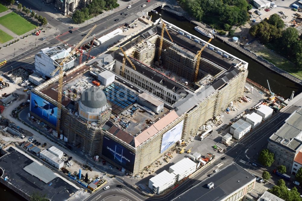 Luftbild Berlin - Umgestaltung des Schlossplatz durch die Baustelle zum Neubau des Humboldt - Forums in Berlin - Mitte