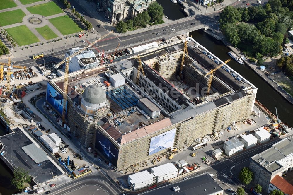 Luftaufnahme Berlin - Umgestaltung des Schlossplatz durch die Baustelle zum Neubau des Humboldt - Forums in Berlin - Mitte