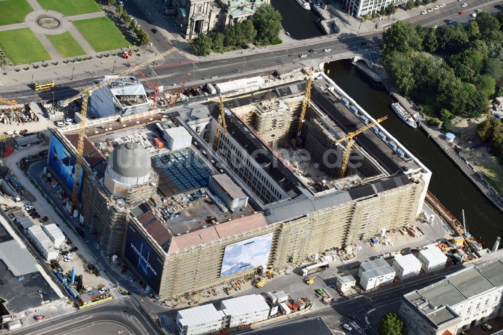 Berlin von oben - Umgestaltung des Schlossplatz durch die Baustelle zum Neubau des Humboldt - Forums in Berlin - Mitte