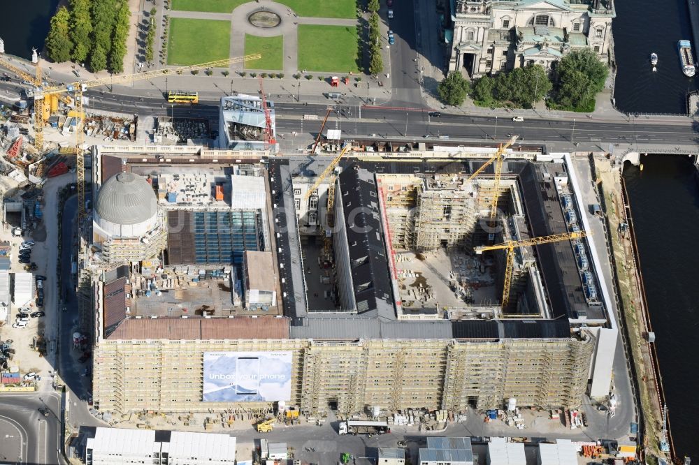 Berlin aus der Vogelperspektive: Umgestaltung des Schlossplatz durch die Baustelle zum Neubau des Humboldt - Forums in Berlin - Mitte