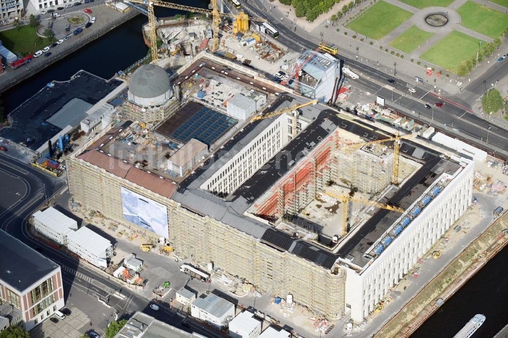 Luftaufnahme Berlin - Umgestaltung des Schlossplatz durch die Baustelle zum Neubau des Humboldt - Forums in Berlin - Mitte