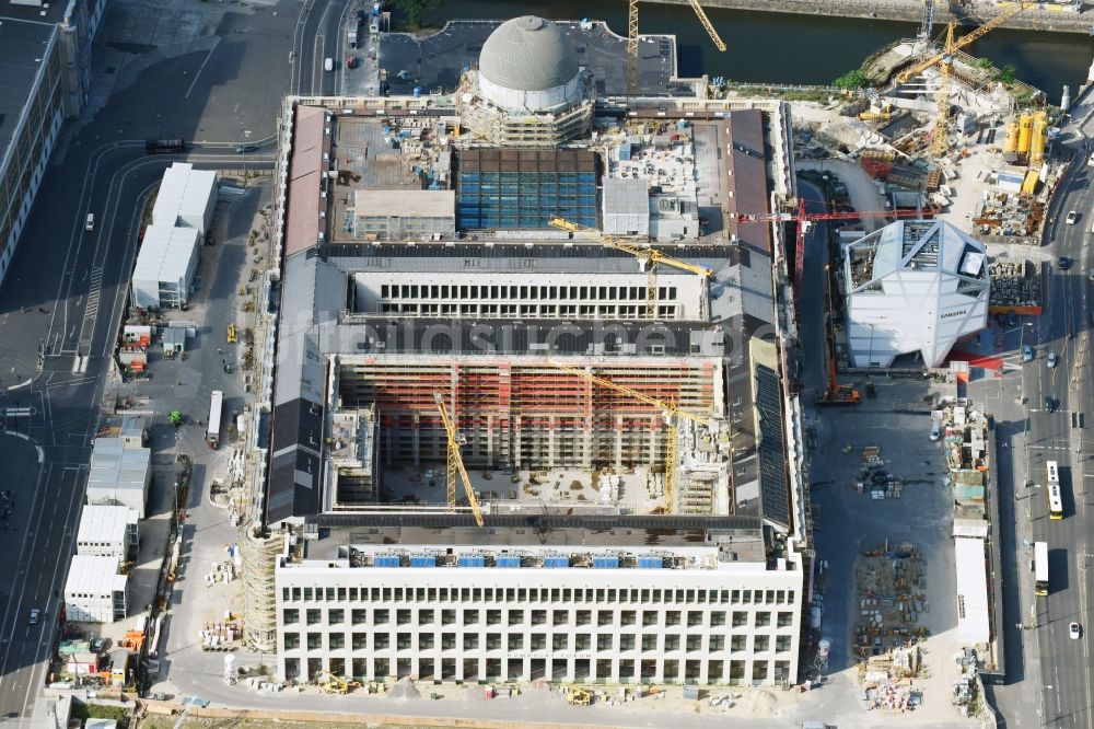 Berlin von oben - Umgestaltung des Schlossplatz durch die Baustelle zum Neubau des Humboldt - Forums in Berlin - Mitte