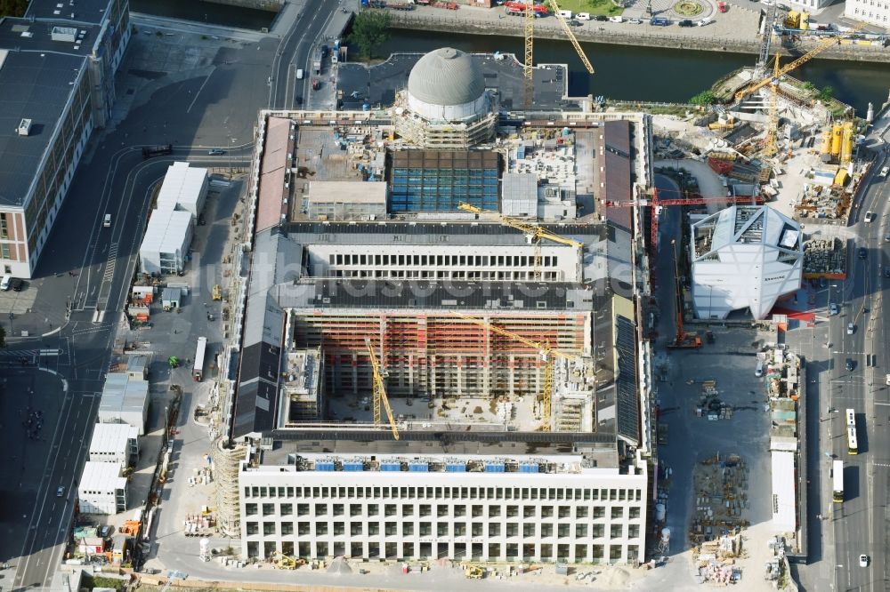 Berlin aus der Vogelperspektive: Umgestaltung des Schlossplatz durch die Baustelle zum Neubau des Humboldt - Forums in Berlin - Mitte