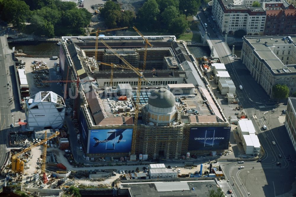 Berlin aus der Vogelperspektive: Umgestaltung des Schlossplatz durch die Baustelle zum Neubau des Humboldt - Forums in Berlin - Mitte