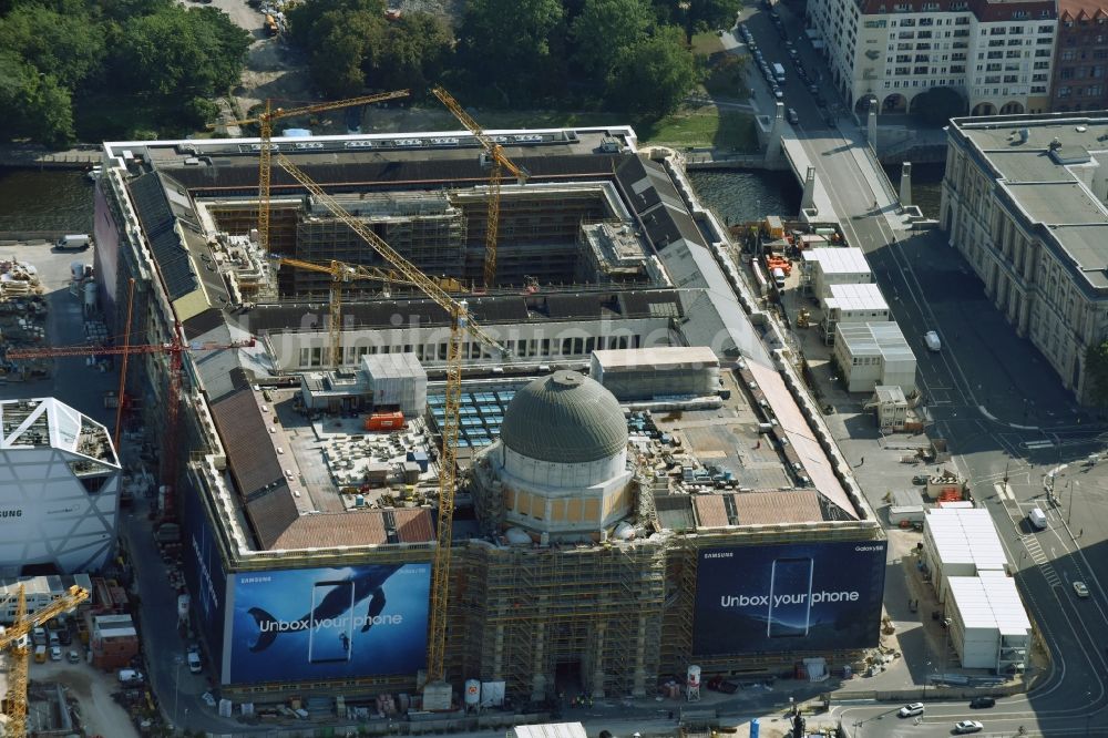 Luftbild Berlin - Umgestaltung des Schlossplatz durch die Baustelle zum Neubau des Humboldt - Forums in Berlin - Mitte