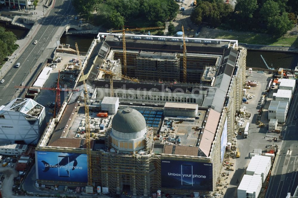 Luftaufnahme Berlin - Umgestaltung des Schlossplatz durch die Baustelle zum Neubau des Humboldt - Forums in Berlin - Mitte