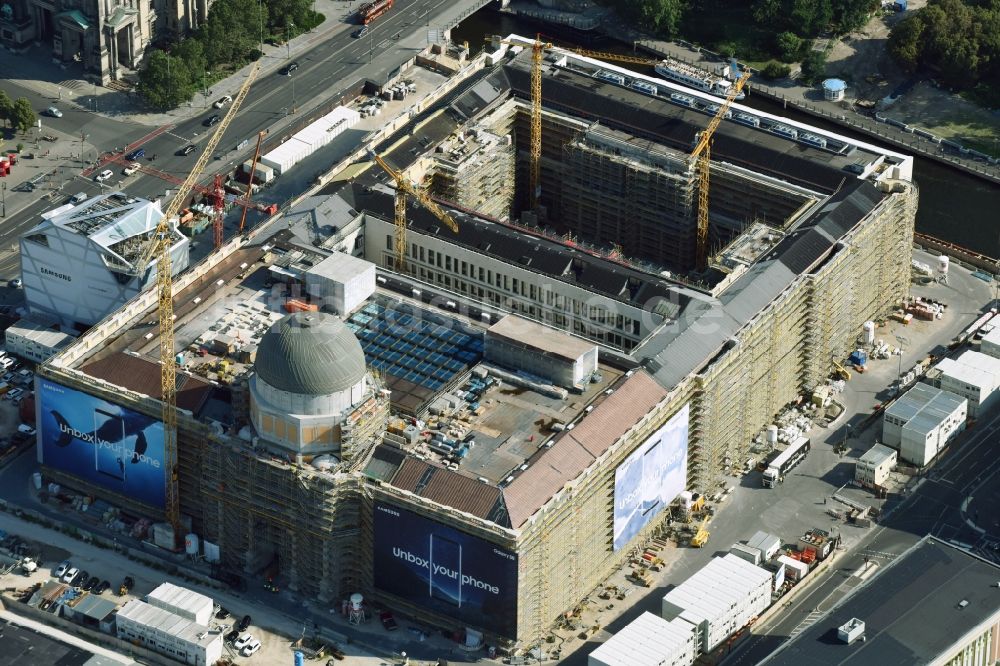 Berlin von oben - Umgestaltung des Schlossplatz durch die Baustelle zum Neubau des Humboldt - Forums in Berlin - Mitte