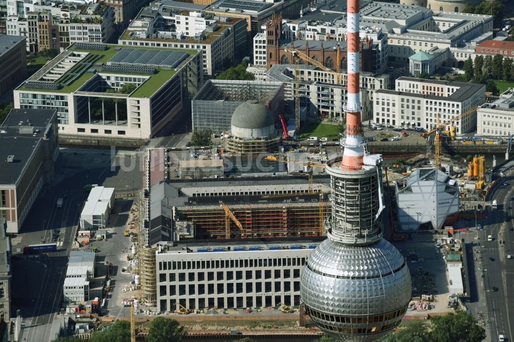 Berlin aus der Vogelperspektive: Umgestaltung des Schlossplatz durch die Baustelle zum Neubau des Humboldt - Forums in Berlin - Mitte