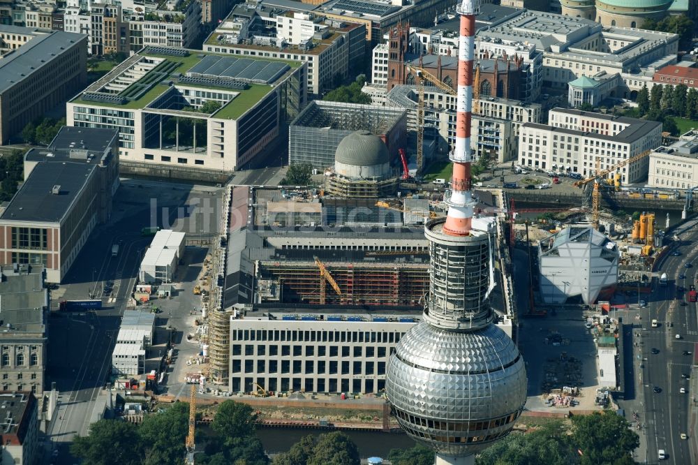 Luftbild Berlin - Umgestaltung des Schlossplatz durch die Baustelle zum Neubau des Humboldt - Forums in Berlin - Mitte