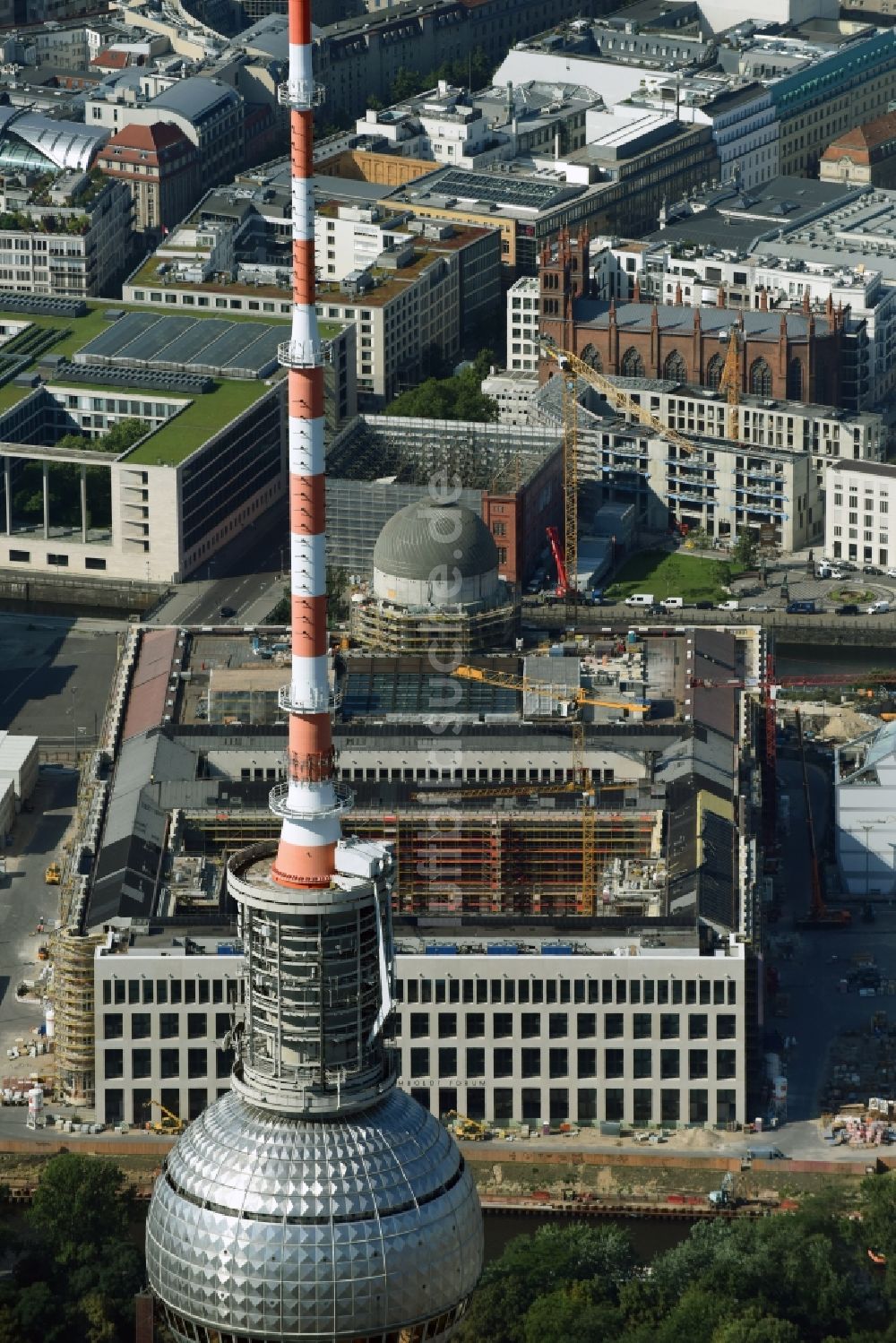 Luftaufnahme Berlin - Umgestaltung des Schlossplatz durch die Baustelle zum Neubau des Humboldt - Forums in Berlin - Mitte