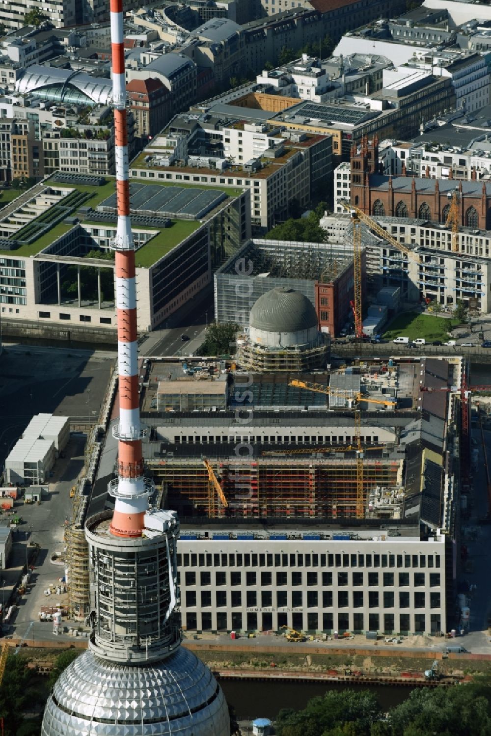 Berlin von oben - Umgestaltung des Schlossplatz durch die Baustelle zum Neubau des Humboldt - Forums in Berlin - Mitte