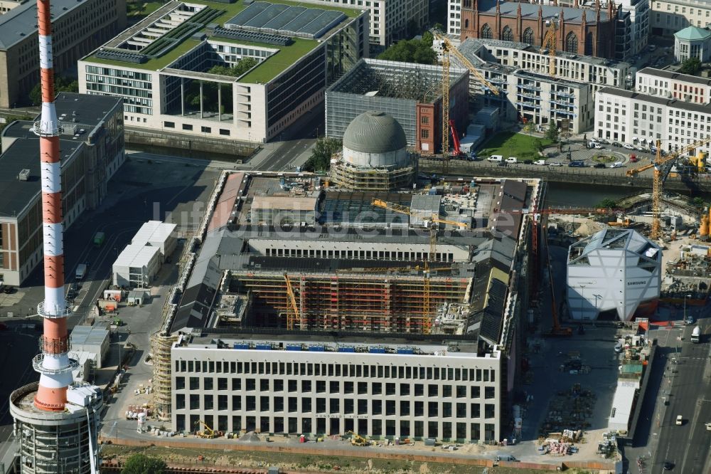 Berlin aus der Vogelperspektive: Umgestaltung des Schlossplatz durch die Baustelle zum Neubau des Humboldt - Forums in Berlin - Mitte