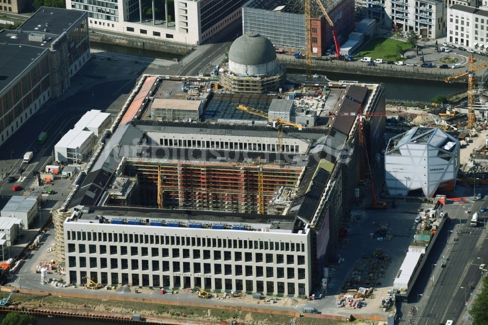 Luftbild Berlin - Umgestaltung des Schlossplatz durch die Baustelle zum Neubau des Humboldt - Forums in Berlin - Mitte