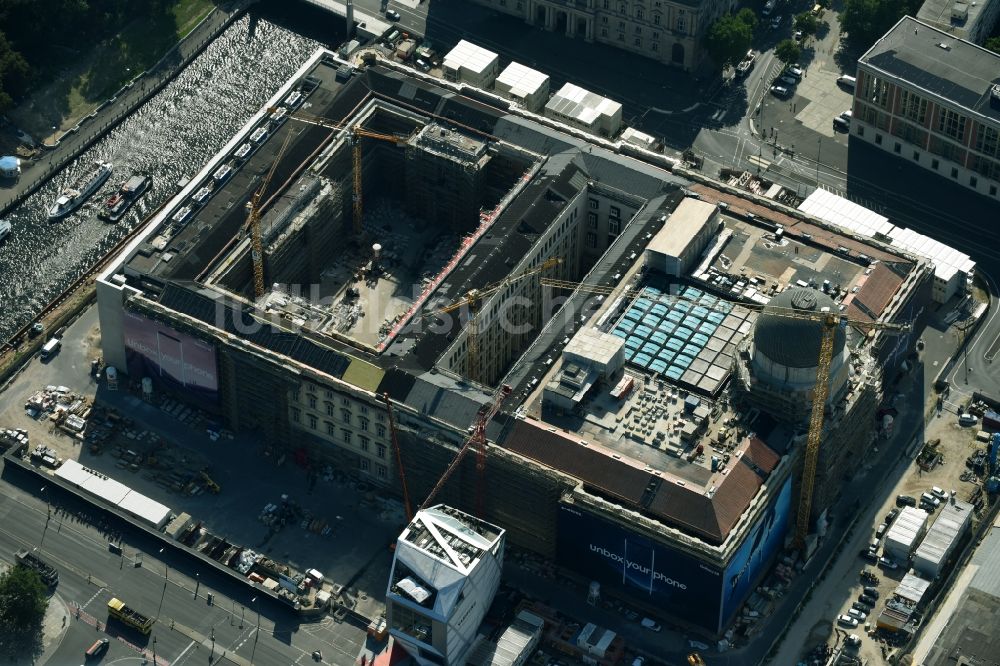 Luftaufnahme Berlin - Umgestaltung des Schlossplatz durch die Baustelle zum Neubau des Humboldt - Forums in Berlin - Mitte