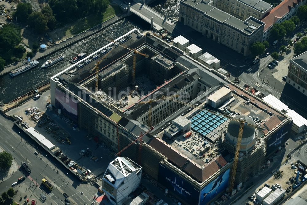 Berlin von oben - Umgestaltung des Schlossplatz durch die Baustelle zum Neubau des Humboldt - Forums in Berlin - Mitte