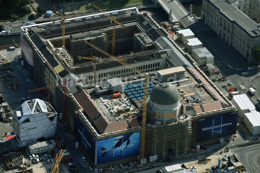 Berlin aus der Vogelperspektive: Umgestaltung des Schlossplatz durch die Baustelle zum Neubau des Humboldt - Forums in Berlin - Mitte