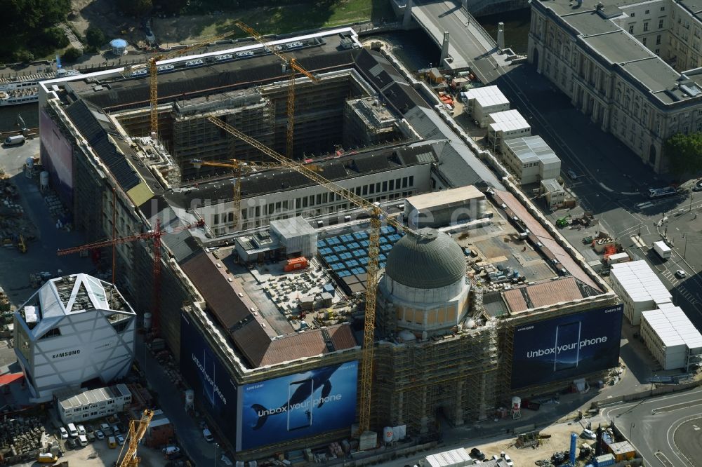 Luftbild Berlin - Umgestaltung des Schlossplatz durch die Baustelle zum Neubau des Humboldt - Forums in Berlin - Mitte