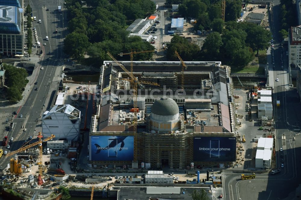 Luftaufnahme Berlin - Umgestaltung des Schlossplatz durch die Baustelle zum Neubau des Humboldt - Forums in Berlin - Mitte