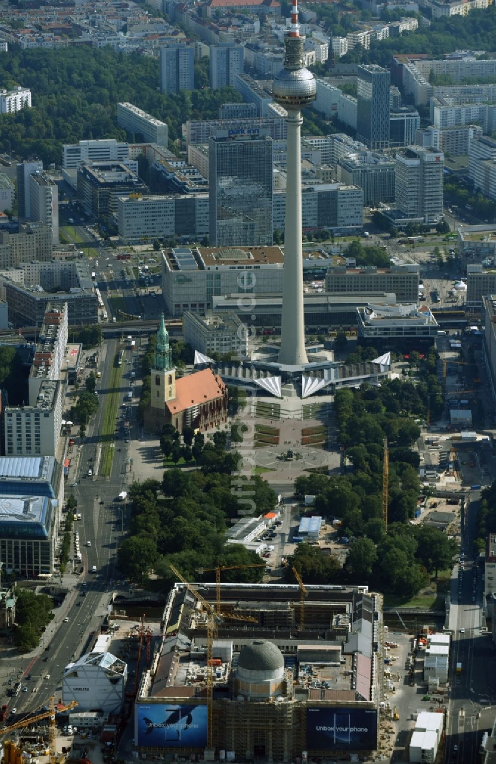 Berlin von oben - Umgestaltung des Schlossplatz durch die Baustelle zum Neubau des Humboldt - Forums in Berlin - Mitte