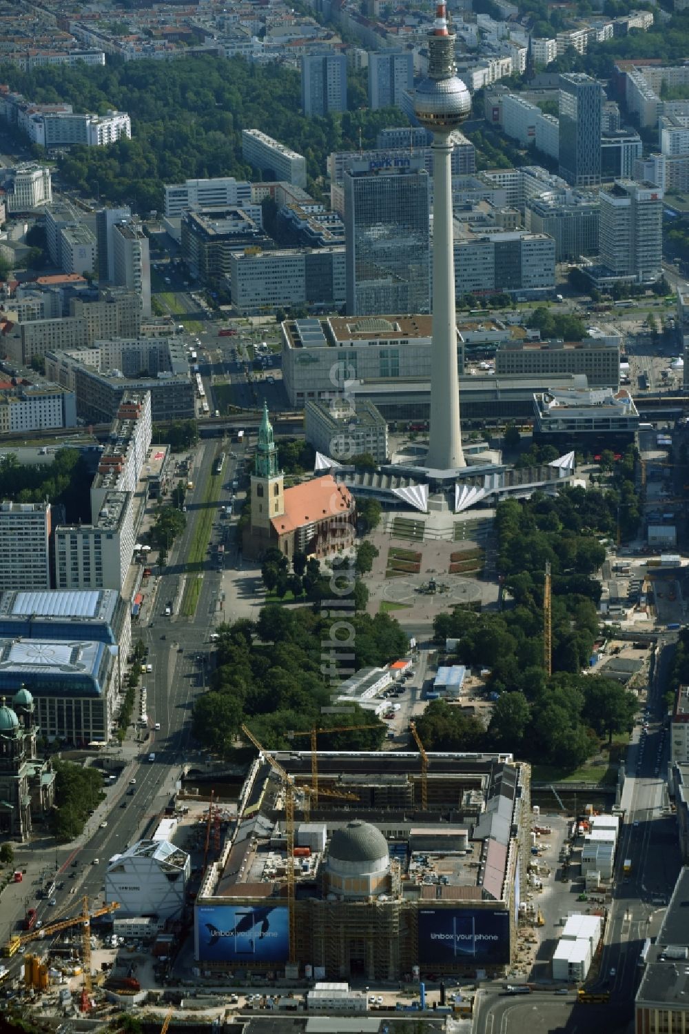 Berlin aus der Vogelperspektive: Umgestaltung des Schlossplatz durch die Baustelle zum Neubau des Humboldt - Forums in Berlin - Mitte