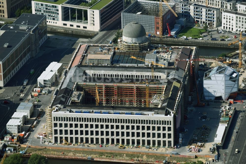 Berlin von oben - Umgestaltung des Schlossplatz durch die Baustelle zum Neubau des Humboldt - Forums in Berlin - Mitte