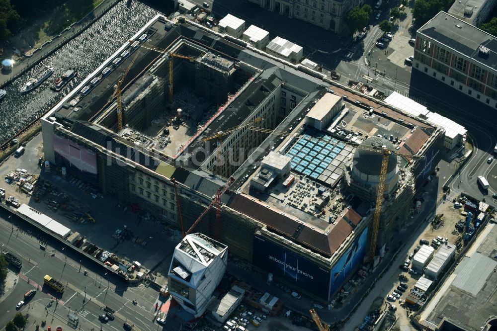 Berlin aus der Vogelperspektive: Umgestaltung des Schlossplatz durch die Baustelle zum Neubau des Humboldt - Forums in Berlin - Mitte