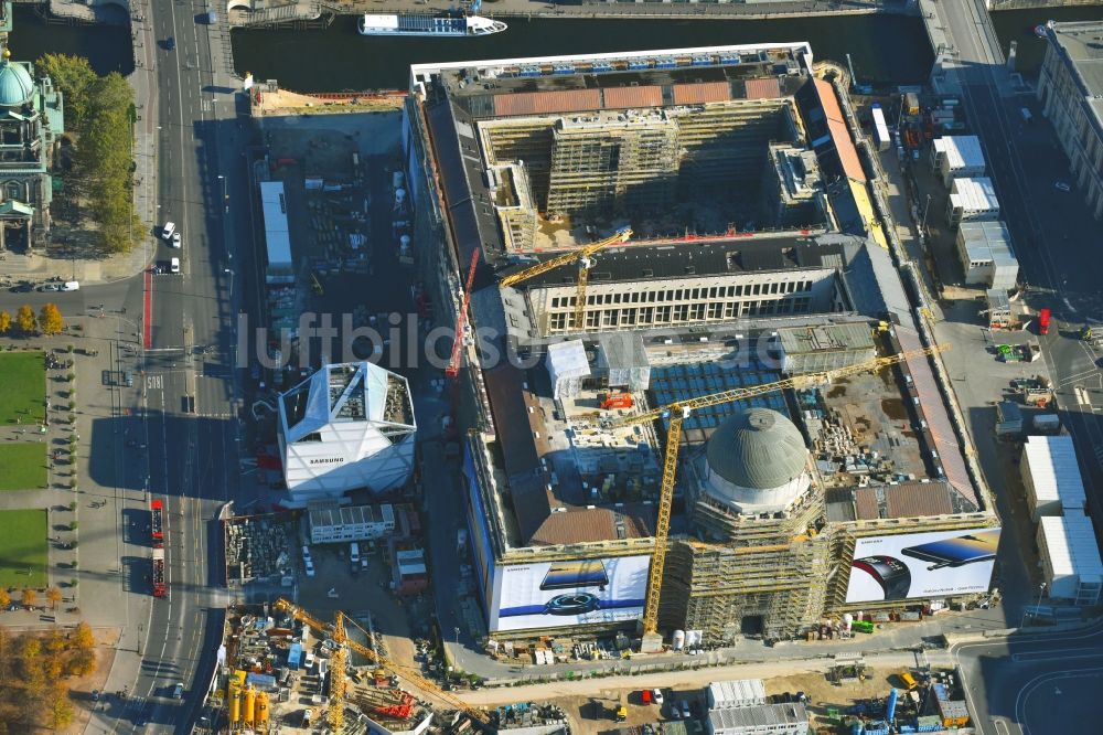 Luftbild Berlin - Umgestaltung des Schlossplatz durch die Baustelle zum Neubau des Humboldt - Forums in Berlin - Mitte