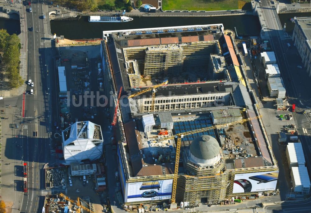 Luftaufnahme Berlin - Umgestaltung des Schlossplatz durch die Baustelle zum Neubau des Humboldt - Forums in Berlin - Mitte