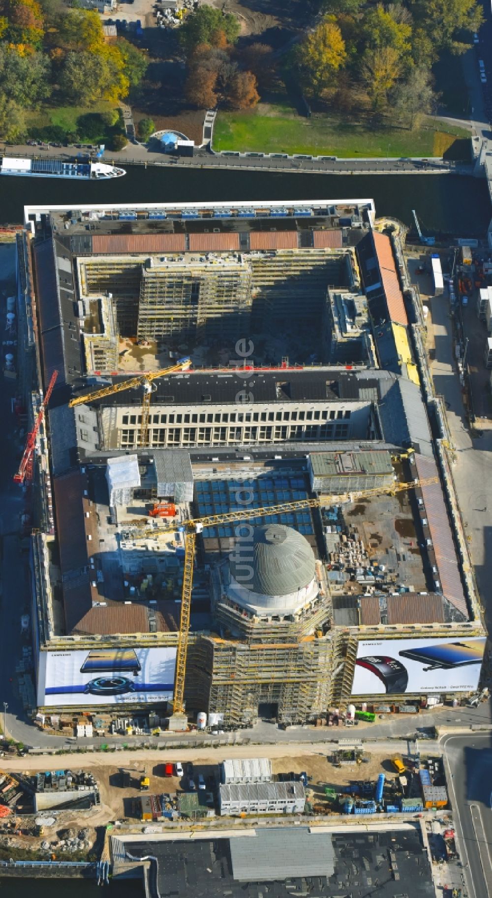 Berlin von oben - Umgestaltung des Schlossplatz durch die Baustelle zum Neubau des Humboldt - Forums in Berlin - Mitte