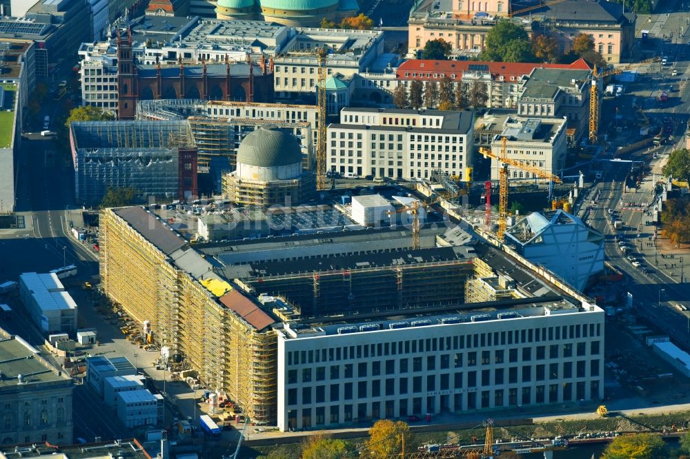 Berlin von oben - Umgestaltung des Schlossplatz durch die Baustelle zum Neubau des Humboldt - Forums in Berlin - Mitte