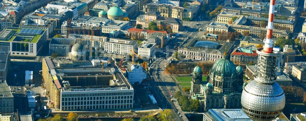 Berlin aus der Vogelperspektive: Umgestaltung des Schlossplatz durch die Baustelle zum Neubau des Humboldt - Forums in Berlin - Mitte