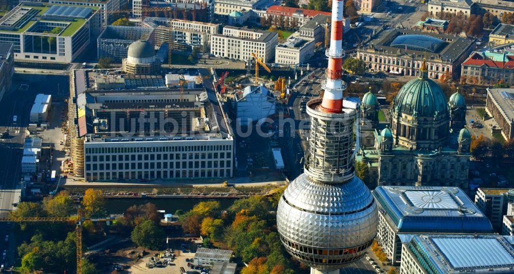 Luftbild Berlin - Umgestaltung des Schlossplatz durch die Baustelle zum Neubau des Humboldt - Forums in Berlin - Mitte