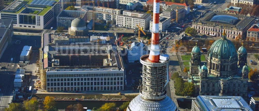 Luftaufnahme Berlin - Umgestaltung des Schlossplatz durch die Baustelle zum Neubau des Humboldt - Forums in Berlin - Mitte