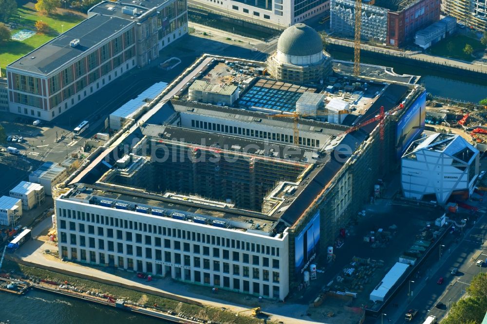 Berlin von oben - Umgestaltung des Schlossplatz durch die Baustelle zum Neubau des Humboldt - Forums in Berlin - Mitte