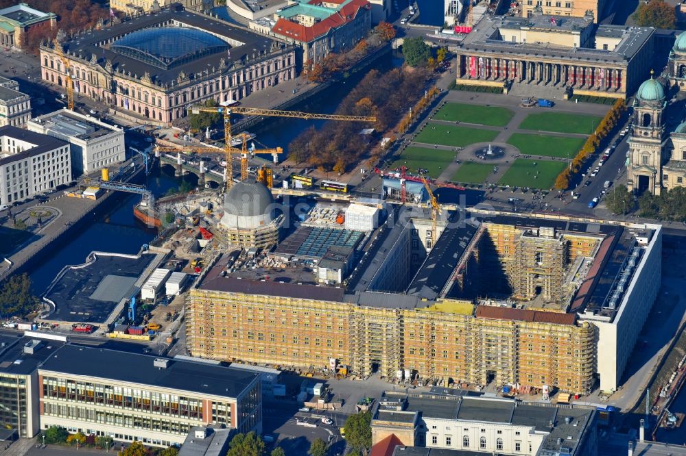 Luftbild Berlin - Umgestaltung des Schlossplatz durch die Baustelle zum Neubau des Humboldt - Forums in Berlin - Mitte