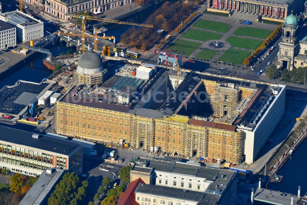 Luftaufnahme Berlin - Umgestaltung des Schlossplatz durch die Baustelle zum Neubau des Humboldt - Forums in Berlin - Mitte