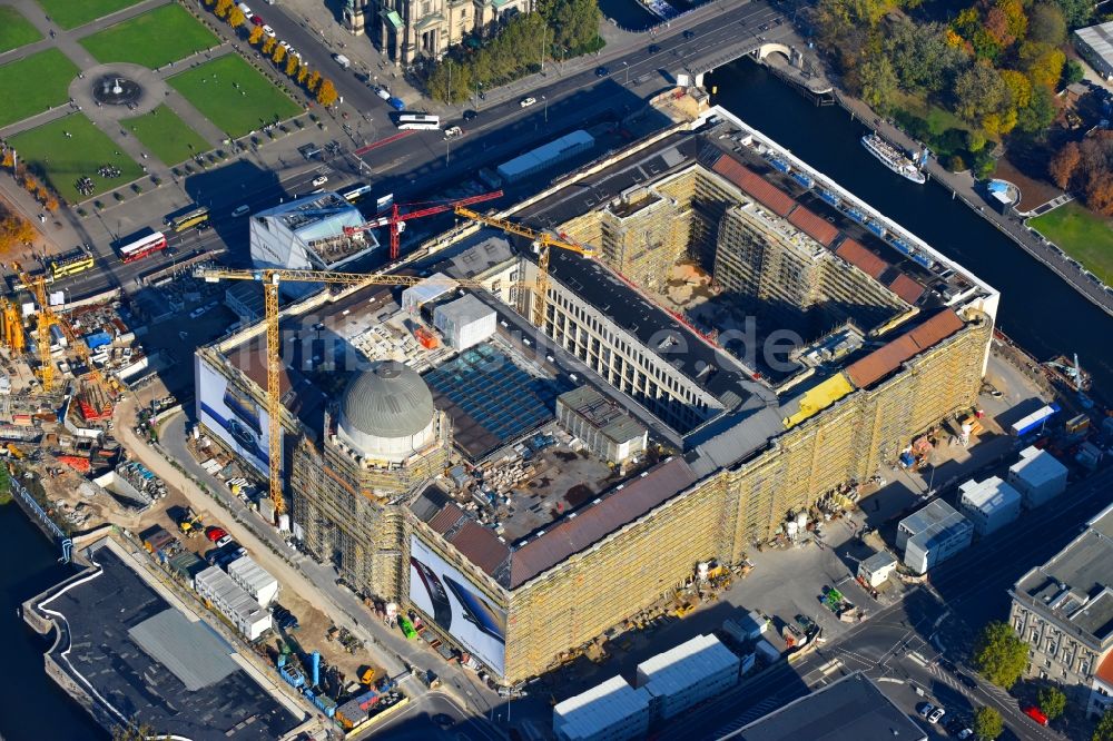 Luftbild Berlin - Umgestaltung des Schlossplatz durch die Baustelle zum Neubau des Humboldt - Forums in Berlin - Mitte