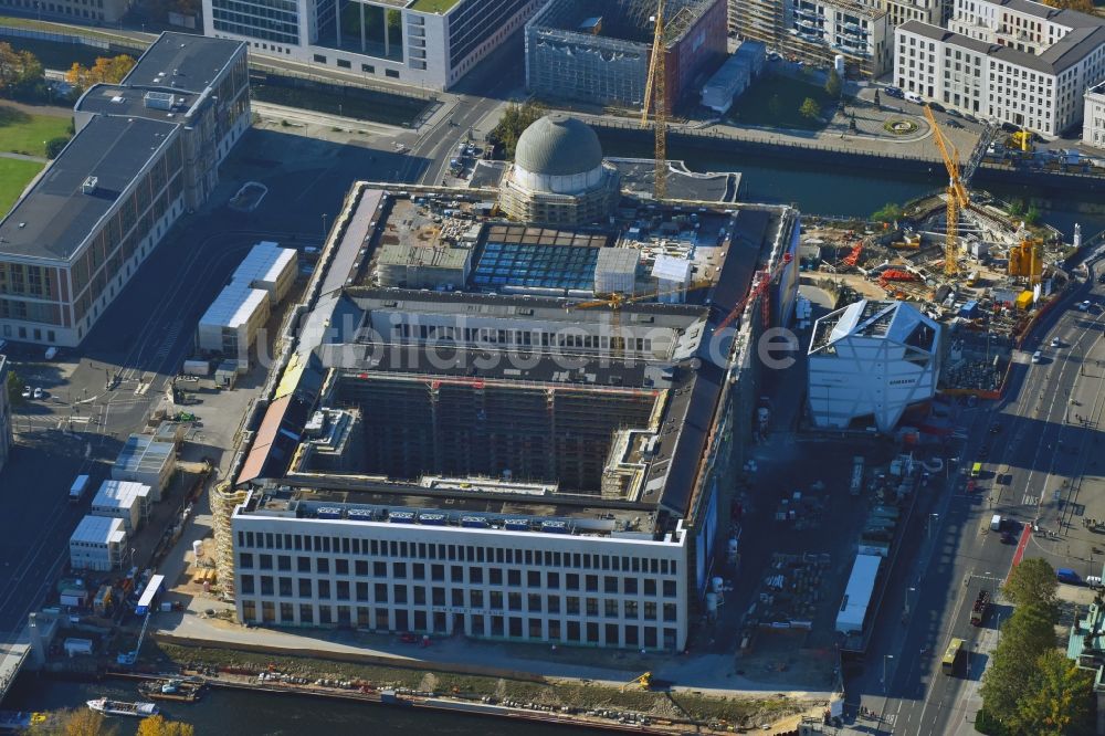 Luftaufnahme Berlin - Umgestaltung des Schlossplatz durch die Baustelle zum Neubau des Humboldt - Forums in Berlin - Mitte