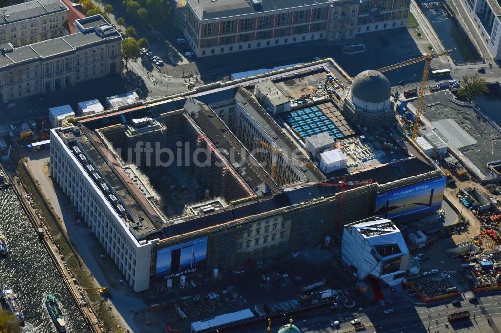 Berlin von oben - Umgestaltung des Schlossplatz durch die Baustelle zum Neubau des Humboldt - Forums in Berlin - Mitte